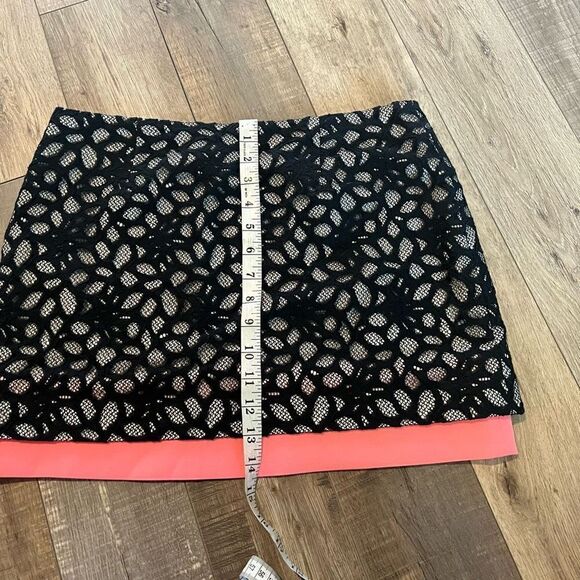 DIANE VON FURSTENBERG LACE MINI SKIRT size 6 - Picture 4 of 9